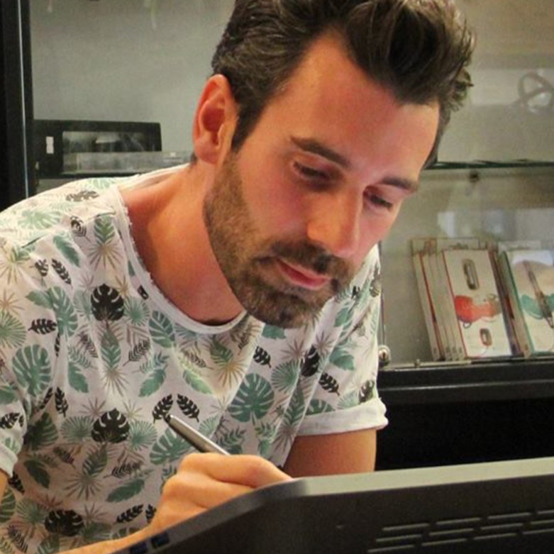 Andrea Tarroni al lavoro con la tavoletta grafica
